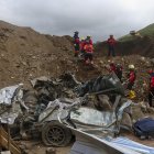 Rescatistas trabajan en la búsqueda de personas tras un alud en Alausí (Ecuador), en una fotografía de archivo del 10 de abril de 2023.