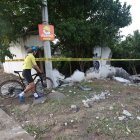 Ciclistas pasan cerca del sitio donde se registró el siniestro