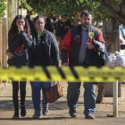Familiares se lamentan hoy a la entrada de la escuela pública donde se presentó un ataque con arma, en Cambé, en el estado de Paraná (Brasil). Una estudiante murió y otro resultó herido este lunes en un ataque armado a una escuela pública en Cambé, en el estado de Paraná, en el sur de Brasil. El Gobierno de Paraná informó que el atacante, quien fue detenido, es un antiguo alumno del Colegio Estatal Profesora Helena Kolody que entró a las instalaciones de este centro público con el pretexto de pedir su expediente escolar. EFE/ Filipe Barbosa