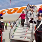 Fotografía cedida hoy por la Presidencia de Cuba que muestra al mandatario Miguel Díaz-Canel mientras desciende del avión junto a su esposa, la primera dama Lis Cuesta, tras aterrizar en Roma (Italia). Díaz-Canel inició este lunes una gira por Europa en la que llevará a cabo una visita privada al Vaticano, participará en París en la Cumbre para un nuevo Pacto Financiero Mundial y visitará Serbia, informó el gobierno. EFE/Presidencia de Cuba /Alejandro Azcuy /SOLO USO EDITORIAL /SOLO DISPONIBLE PARA ILUSTRAR LA NOTICIA QUE ACOMPAÑA (CRÉDITO OBLIGATORIO)