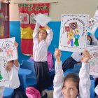 Los estudiantes escribieron mensajes en los que invitaban a la comunidad educativa a luchar contra la violencia.