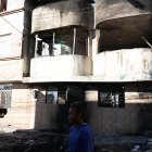 Destruida. Una de las cuatro viviendas que fue incinerada luce sin ventanales y con el hollín que dejó el fuego