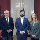 El presidente, Gabriel Boric (d), mientras se reúne con la presidenta y el vicepresidente del Consejo Constitucional, Beatriz Hevia (c) y Aldo Valle (i), hoy en el palacio de La Moneda, en Santiago (Chile).