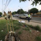 Hecho. En el kilómetro 10,5, donde ocurrió el accidente, ayer los ciudadanos levantaron una especie de altar.