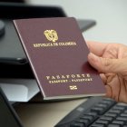 los ciudadanos colombianos pueden acudir al consulado para solicitar diversos servicios y trámites.