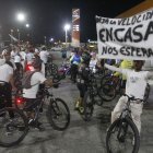 Con pancartas  y gritos de justicia, los centenares de ciclistas salieron desde distintos sectores para congregarse en el kilómetro 11 de la vía a la costa.