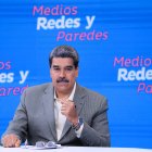 Fotografía cedida por el Palacio de Miraflores donde se observa al presidente de Venezuela, Nicolás Maduro, en su programa de televisión "Con Maduro +" hoy, en Caracas (Venezuela).