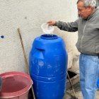 Sin agua. Los moradores recogen lo que más pueden en tanques q
