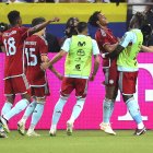 Guillermo Cuadrado (segundo desde la derecha) festeja con el resto de sus compañeros el segundo y definitivo tanto con el que la selección cafetera cerró la victoria ante los germanos.