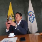 Vera es Doctor en Derecho y ha patrocinado legalmente al expresidente Rafael Correa así como exministros.