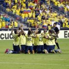 Los jugadores de la selección ecuatoriana de fútbol celebran el único tanto que los pone ganadores al cierre del primer tiempo.