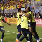 Los jugadores de la selección ecuatoriana festejan eufóricos el segundo gol de la victoria ante Costa Rica que llegó por intermedio de William Pacho (6), quien fue arropado por todos sus compañeros.