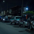 Un grupo de hombres pernoctan en una fila junto a sus vehículos mientras esperan para surtir combustible, 13 de junio de 2023, en Maracaibo (Venezuela). El "normal funcionamiento" de las gasolineras en Venezuela, reportado por la estatal Pdvsa, contrasta con las largas colas de vehículos que deben esperar varias horas para repostar, en regiones del interior del país, donde, según expertos y trabajadores de la industria, la crisis del combustible se ha convertido en rutina. EFE/ Henry Chirinos