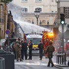 París (Francia), 21/06/2023.- Servicios de emergencia francesa trabajan después de una explosión gasista en París.