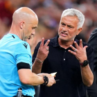 Mourinho se enfrenta ante varias sanciones junto a la hinchada de la Roma.