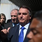 El expresidente de Brasil, Jair Bolsonaro, deja hoy el Senado Federal después de visitar a su hijo, el senador Flávio Bolsonaro, en el Congreso Nacional en Brasília (Brasil). El Tribunal Superior Electoral (TSE) iniciará este jueves un juicio por supuestos abusos de poder por parte del expresidente brasileño Jair Bolsonaro, quien puede perder todos sus derechos políticos en caso de ser hallado culpable. EFE/Andre Borges