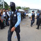 Policías vigilan el penal donde al menos 41 personas fallecieron y otras siete resultaron heridas en una reyerta y un incendio registrados en el Centro Femenino de Adaptación Social (Cefas) cerca de la capital de Honduras, hoy en Tegucigalpa (Honduras). El portavoz del Ministerio Público, Yuri Mora, confirmó a periodistas que "41 reclusas han fallecido por el momento, la mayoría están calcinadas", pero la cifra final se conocerá hasta que concluya el levantamiento de los cadáveres. La presidenta de la Asociación de Familiares de Privados de Libertad, Delma Ordóñez, dijo a periodistas que la reyerta y el incendio en el Cefas ocurrieron supuestamente después de que las autoridades notificaron nuevas reglas al interior de la cárcel. EFE/ Gustavo Amador