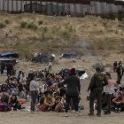 Un oficial de la Patrulla Fronteriza interactúa con migrantes, en San Diego, California (EE.UU.), en una fotografía de archivo.
