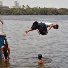 Unos chico sse regrscan tras una sofocante ola de calor