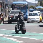 Sin protección. En el norte de la capital se observa que hay usuarios que no portan seguridades para desplazarse a bordo de las motocicletas eléctricas.