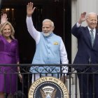 El primer ministro de India, Narendra Modi (C), el presidente estadounidense, Joe Biden (D), y la primera dama estadounidense, Jill Biden (I), saludan desde el Balcón Truman durante una ceremonia oficial de bienvenida el el jardín sur de la Casa Blanca.