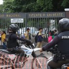 La Policía Nacional custodia el ingreso y salida de los alumnos de varias instituciones educativas.