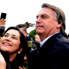 El expresidente brasileño Jair Bolsonaro es recibido hoy por simpatizantes en Porto Alegre, Río Grande do Sul (Brasil). El Tribunal Superior Electoral de Brasil abrió este jueves la primera audiencia de un juicio en el que analizará los supuestos abusos cometidos por el expresidente Jair Bolsonaro durante la campaña para los comicios de octubre del año pasado. El líder de la ultraderecha está acusado de abusar de su posición como jefe de Estado para promover su candidatura y mantener una dura campaña de descrédito contra la propia Justicia electoral y las instituciones democráticas. EFE/Ricardo Rimoli