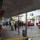 La ambulancia se llevó a la persona herida con un fuerte resguardo de agentes motorizados de la policía.