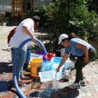 Desabastecidos. Ante la falta de agua, los vecinos esperan la llegada de tanqueros para abastecerse