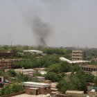 Foto de archivo de una columna de humo en Jartum tras los comabtes desde el 15 de ab ril pasado.