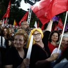 Los partidarios ondean banderas durante un mitin preelectoral de Alexis Tsipras, líder del principal partido de oposición SYRIZA-Alianza Progresista, en la plaza Syntagma en Atenas, Grecia, el 22 de junio de 2023-