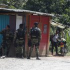 Integrantes de los Grupos de Acción Unificada por la Libertad Personal (Gaula) vigilan hoy, en el corregimiento Pichendé a unos 16 km de Cali (Colombia). EFE/ Ernesto Guzmán Jr.