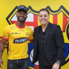 Pedro Pablo Perlaza (i) ya se puso la camiseta de Barcelona