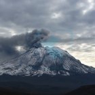 Las emisiones alcanzaron una altura aproximada de un kilómetro sobre la cima del volcán