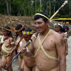 Reunión. Miembros de la comunidad Kawymeno, en la provincia de Orellana, visitaron el campo petrolero Ishpingo.
