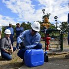 Demostración. Personal técnico de Petroecuador extrae el crudo para demostrar la calidad del petróleo.