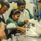 Fábrica. Trabajadores de la empresa Plasticaucho elaboran zapatos de la marca Venus.