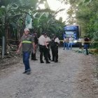 Los agentes recopilan datos del triple crimen del jueves 22 de junio.