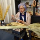 Cuenca. Cecilia Yánez Vásquez trabaja en su taller con la fibra obtenida de las plantas del maiz y la cebada.
