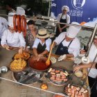 Presentación. El horno manabita está hecho de madera de teca y 50 quintales de tierra, de Manabí y Guayas.