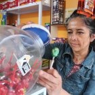 Quito. Marjorie Huilca trabaja en una tienda de abarrotes, en un negocio emprendido en el último año.
