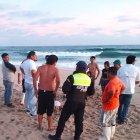Salinas. Varias personas se amontonan alrededor del cuerpo del pescador ahogado.