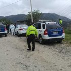 La policía llega hasta el sitio hasta donde ubicaron a una de las víctimas que dejó la balacera.