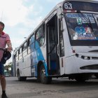 Obstáculos. Vehículos a exceso de velocidad, baches y la falta de una ciclovía exponen al peligro a los ciclistas que usan la Francisco de Orellana.