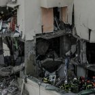 Rescatistas en acción después de que fragmentos de misiles dañaran un bloque de apartamentos en Kiev (Kiev), Ucrania, el 24 de junio de 2023, en medio de la invasión rusa.