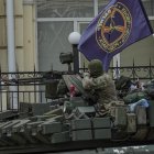 Un combatiente del grupo de mercenarios Wagner en un carro de combate que bloquea una calle en la localidad rusa de Rostov del Don.