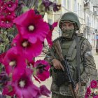 Un soldado del grupo de mercenarios Wagner, vigila una de las calles de la sureña ciudad rusa de Rostov del Don, tras tomar su control en una rebelión armada.