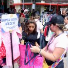 En el bazar del Alemán Humboldt hubo prendas desde cinco dólares que fueron adquiridas por el público.