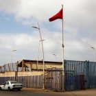 En el paso fronterizo donde ocurrió todo, las vallas rotas por el peso de los migrantes siguen caídas y hacen difícil olvidar la tragedia a los vecinos.