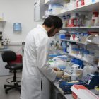 Madrid. Un laboratorista revisa una serie de muestras.